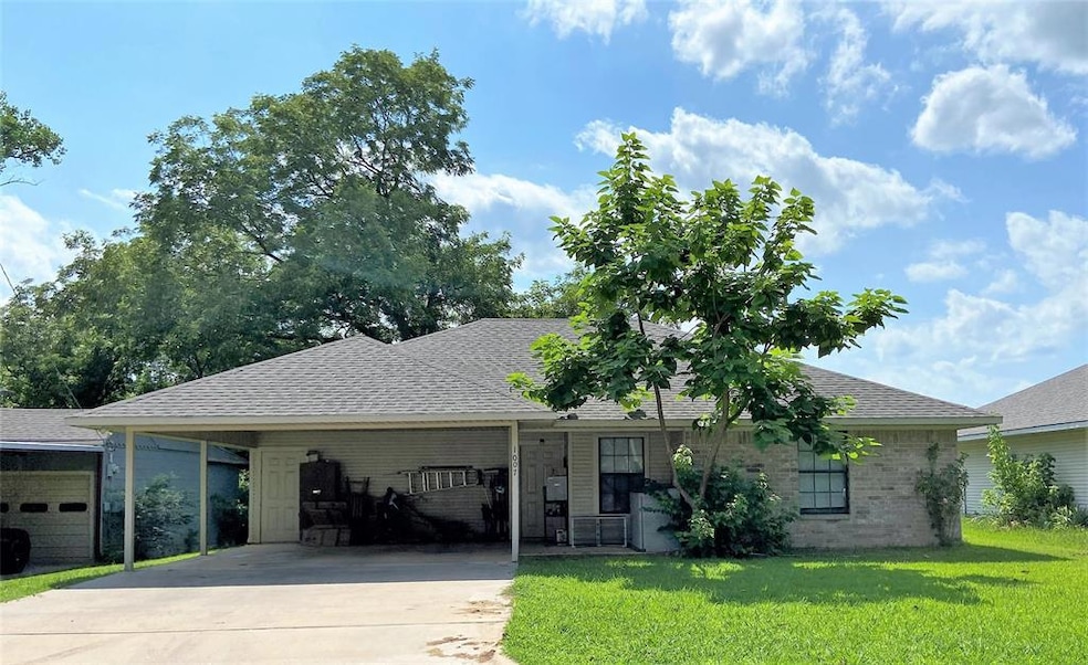 1007 N Howeth St, Gainesville, TX 76240 - photo 1