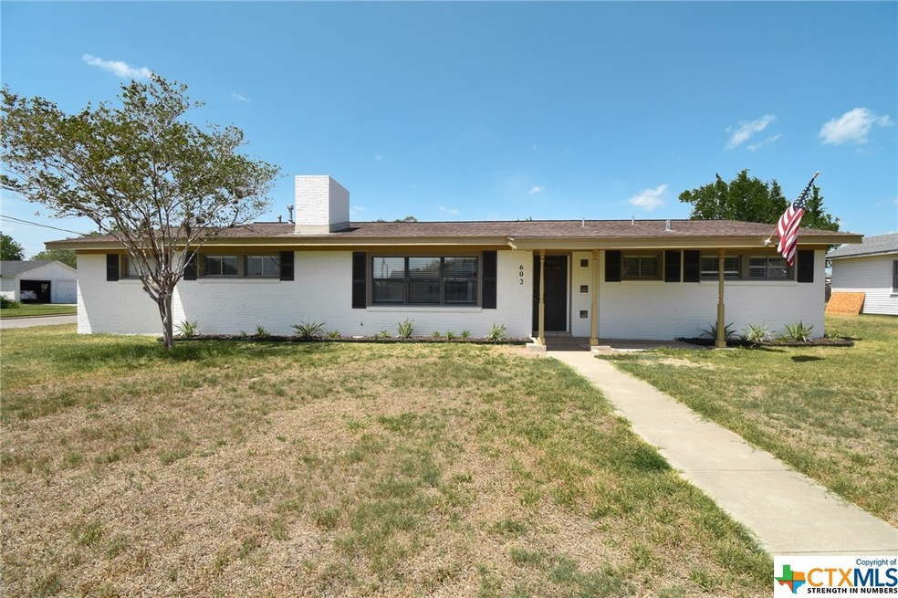 602 3rd St Unit C, Cuero, TX 77954