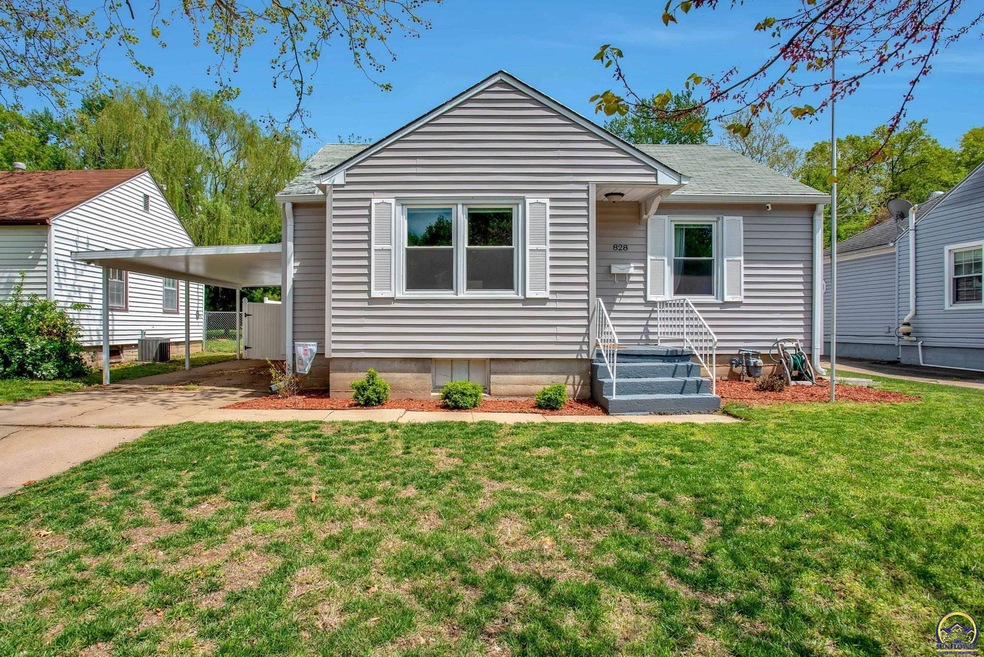 828 SW Wayne Ave, Topeka, KS 66606 - photo 1
