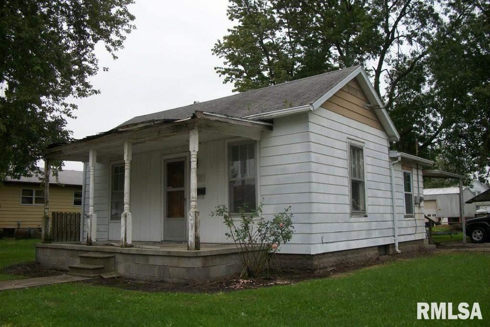 1303 Delavan St, Lincoln, IL 62656 - photo 1