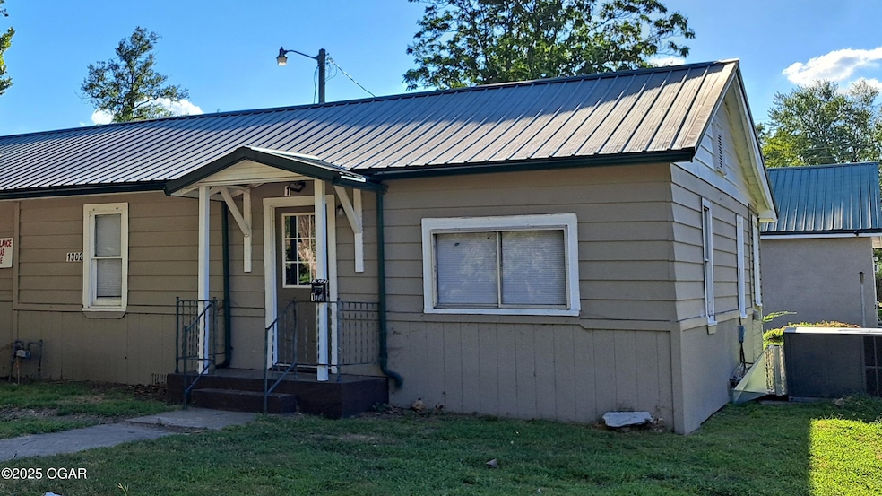 1302 Iowa Ave, Joplin, MO 64801 - photo 1