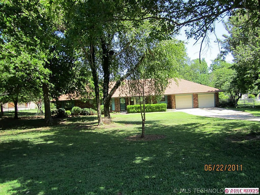 Quiet street w/ 1+AC & 'Move-In' ready home.
