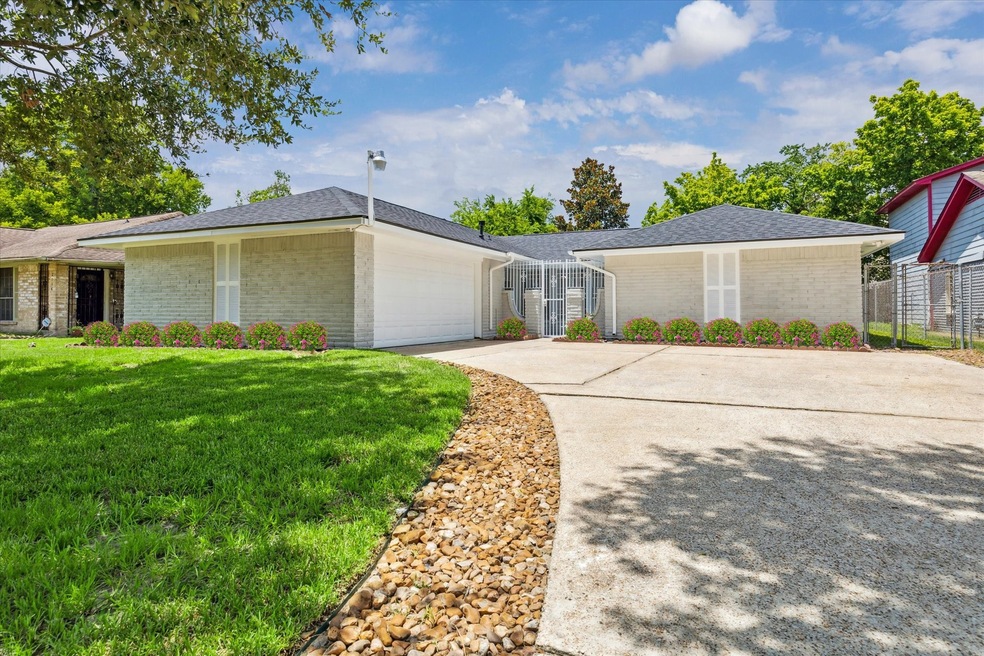 2110 Winter Bay Ln, Houston, TX 77088 - photo 1