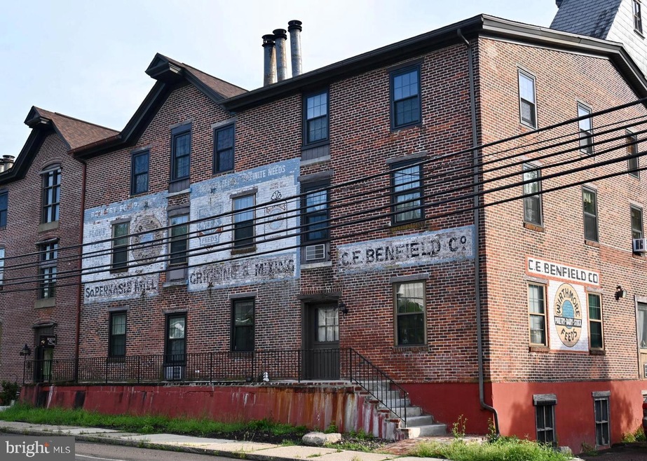 624 E Walnut St unit 302, Perkasie, PA 18944 - photo 1