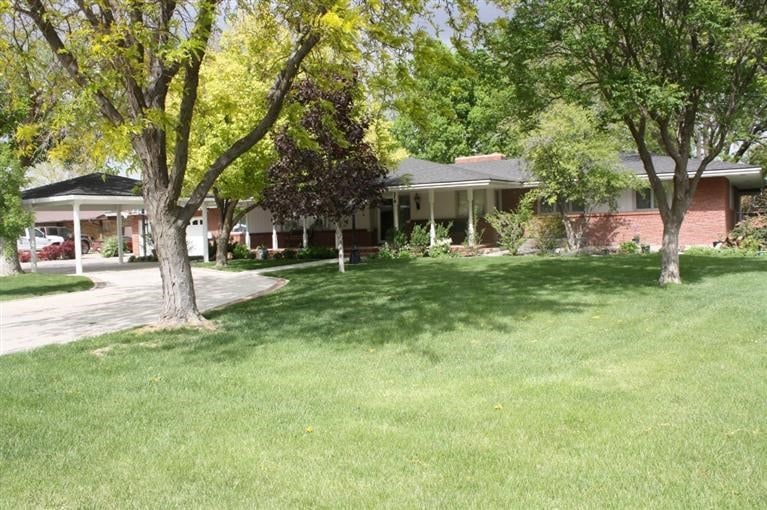 218 N Jackson St, Hugoton, KS 67951 - photo 1