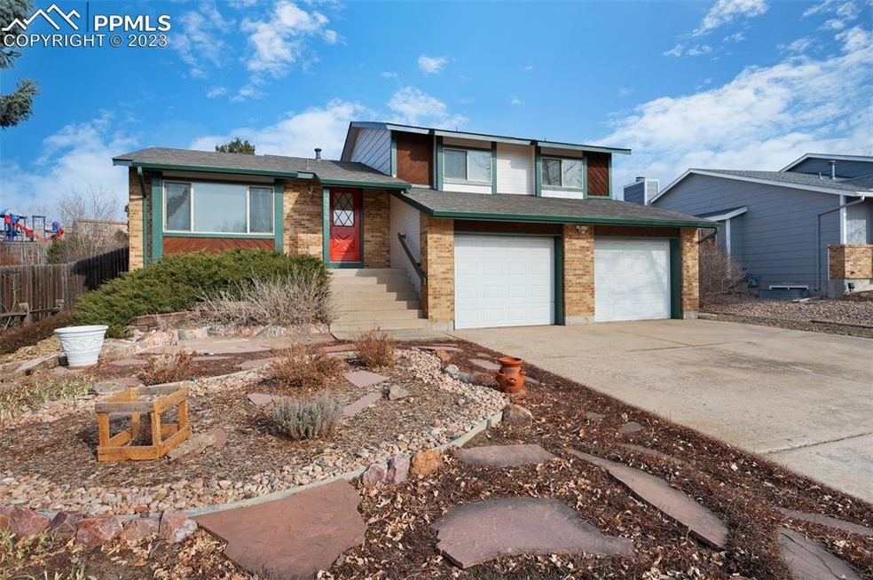 Spacious 4 bedroom 3 bath home in Dist 20.