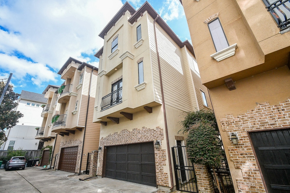 Just freshly painted walls, ceilings, trim, cabinets with decorators most ask for color (SW Alabaster). Light and bright throughout waiting for your personal touches! Hardwoods, brick paved entrance, gated courtyard entrance and so much more!