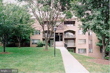 452 Girard St unit 101, Gaithersburg, MD 20877 - photo 1
