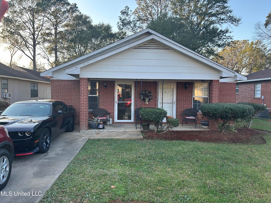 356 Walnut St, Canton, MS 39046 - photo 1