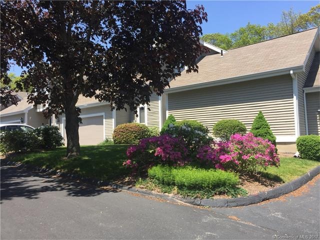 11 Brandon Ln unit 11, Mystic, CT 06355 - photo 1