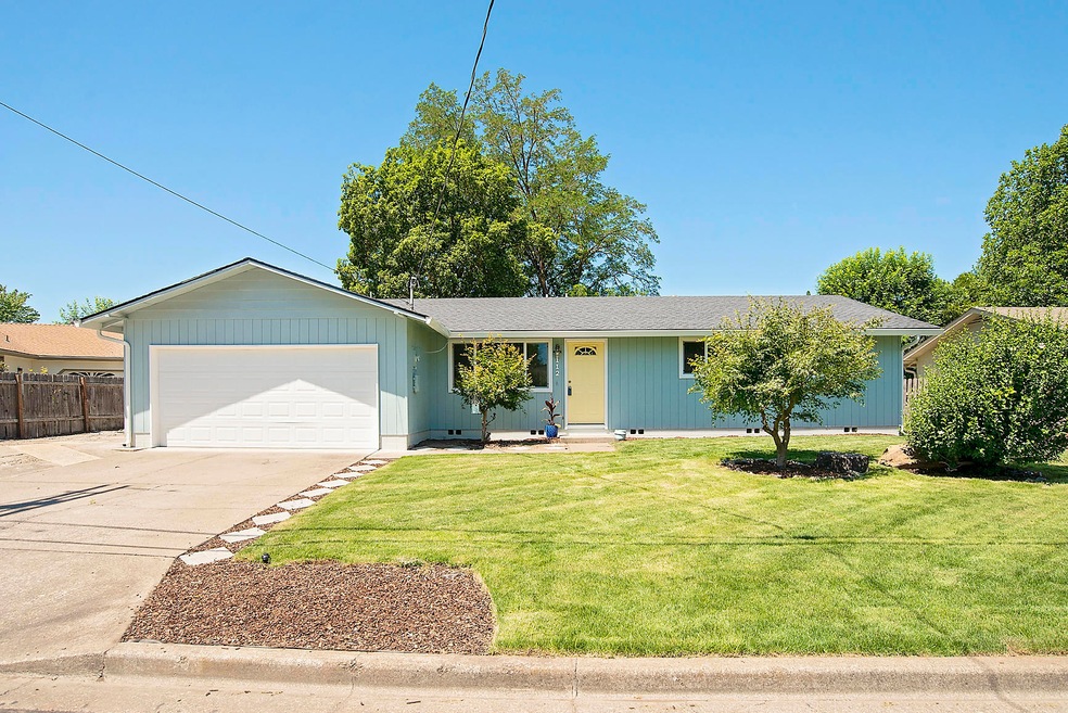 112 Vincent Ave, Central Point, OR 97502 - photo 1