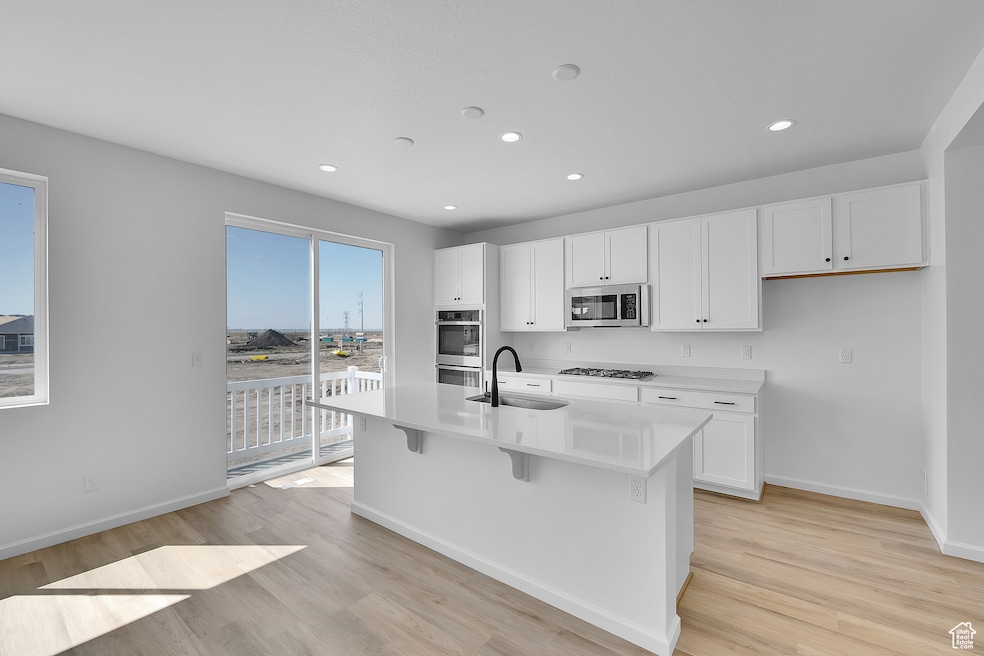 Picture of Model Hemingway, not of current listing.