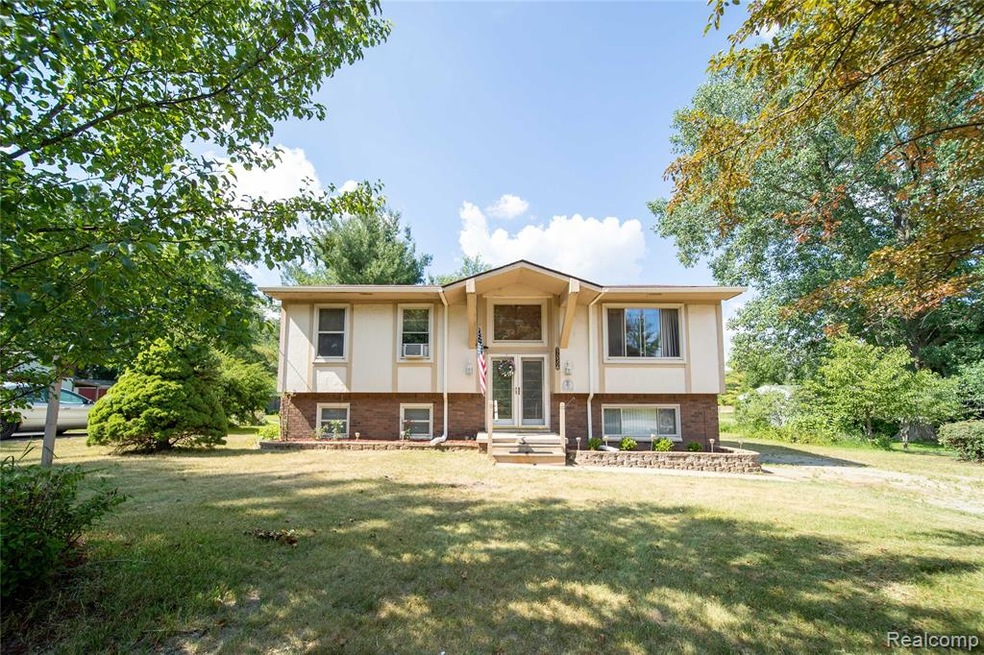 7050 Lanore St, Waterford, MI 48327 - photo 1