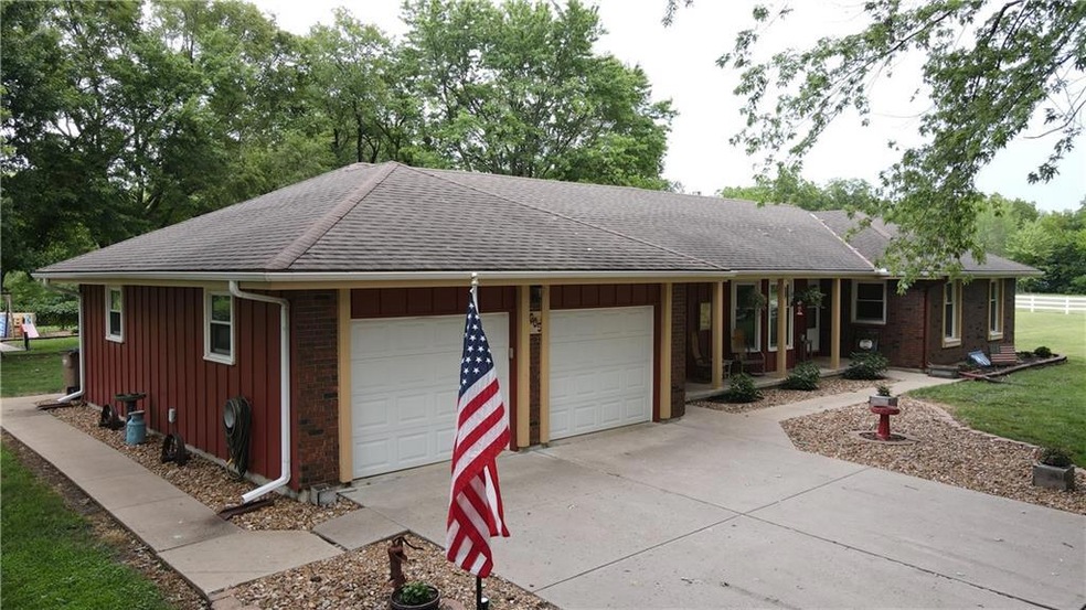 905 Wesley Cir, Raymore, MO 64083 - photo 1