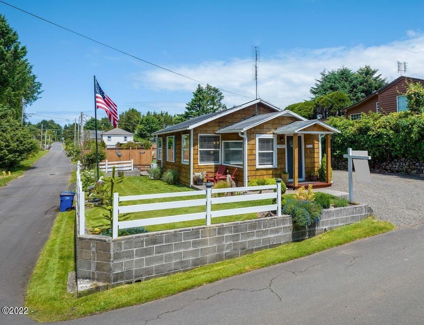 1015 SW 16th St, Lincoln City, OR 97367 - photo 1