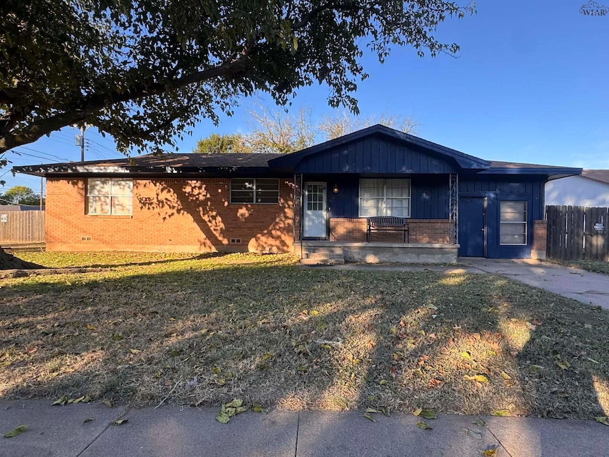 401 Vaughn St, Burkburnett, TX 76354 - photo 1