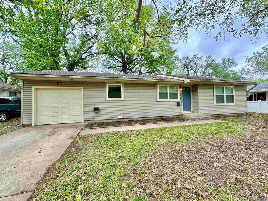 4006 SW Shunga Dr, Topeka, KS 66614 - photo 1