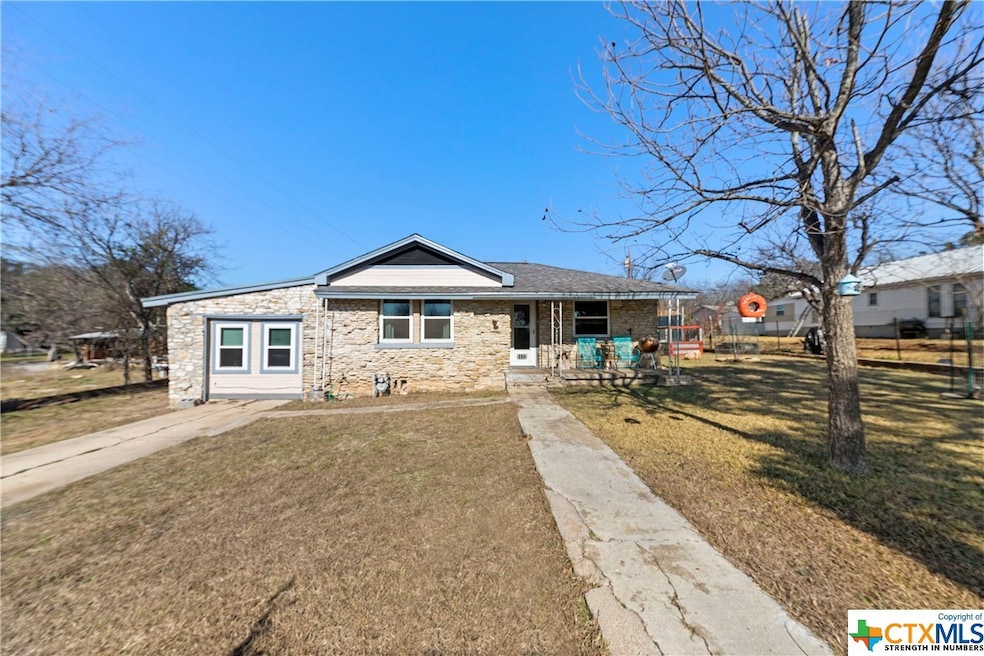 FRONT OF HOUSE
STREET VIEW