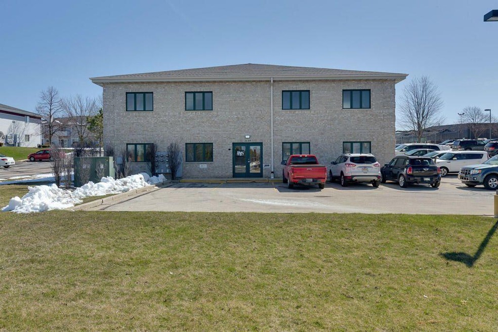 1139 S Sunnyslope Dr, Mount Pleasant, WI 53406 - photo 1