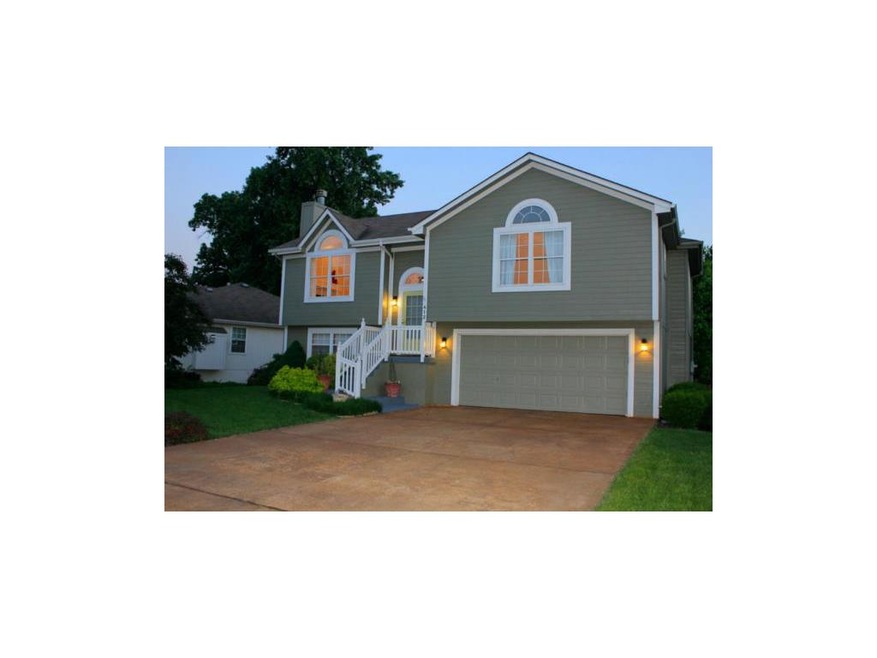 412 S Huntsman Blvd, Raymore, MO 64083 - photo 1