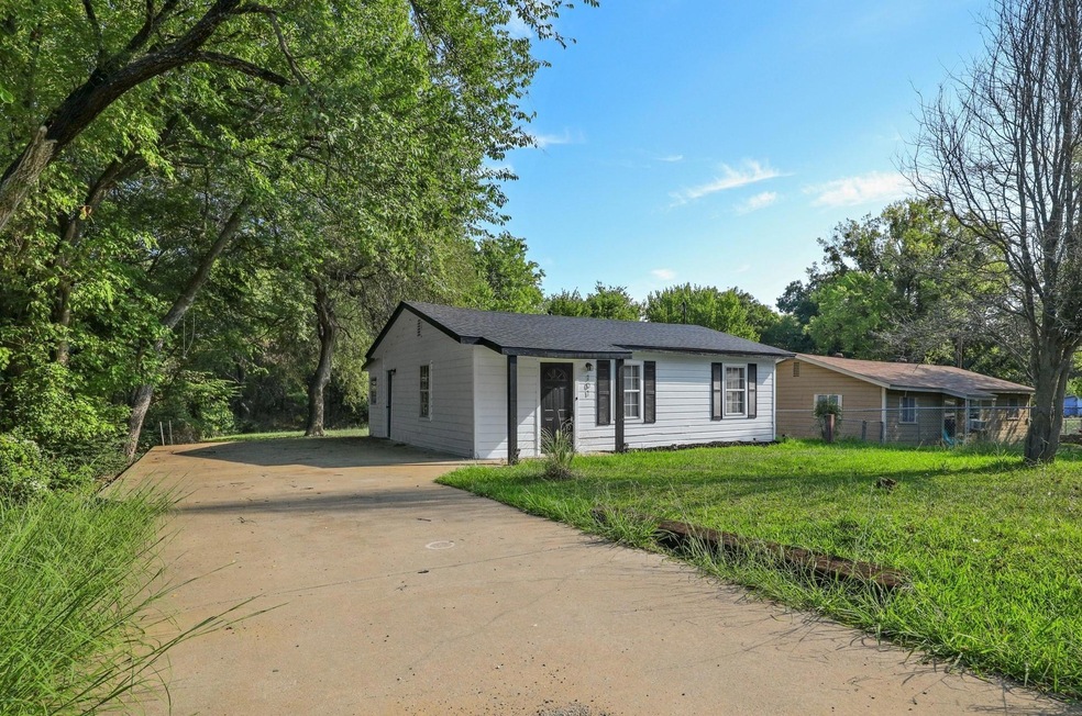 101 E Day St, Denison, TX 75021 - photo 1