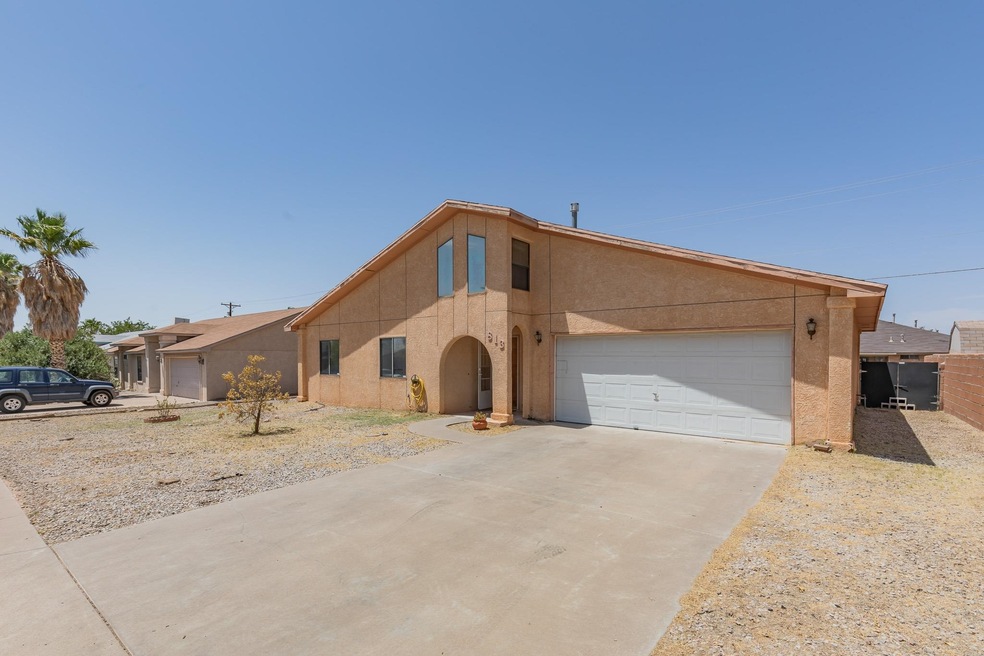 813 Azelia St, Alamogordo, NM 88310 - photo 1