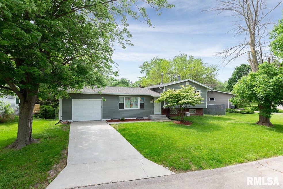 1141 Meadow Lane Dr, Bettendorf, IA 52722 - photo 1