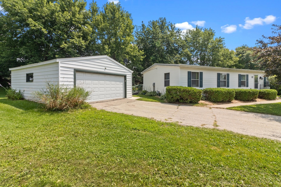 818 Eastown Manor, Elkhorn WI