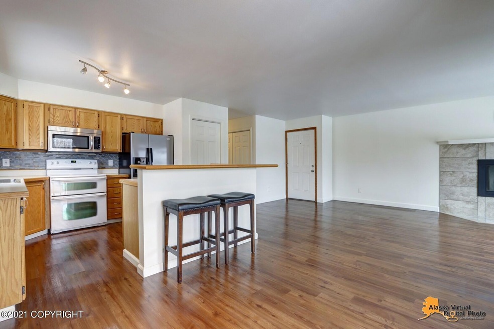 Open kitchen w/island