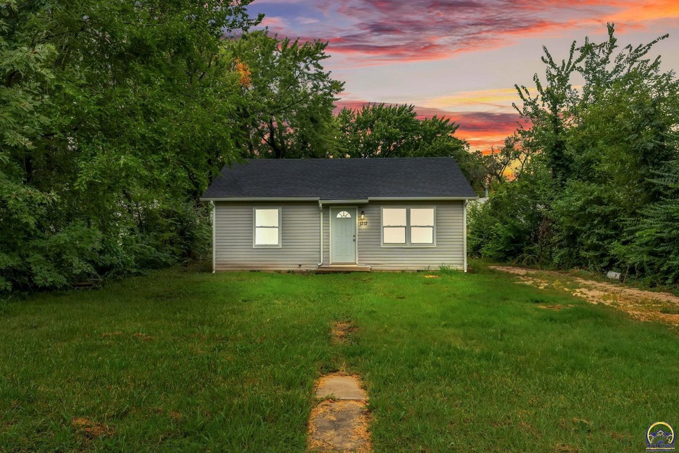 1212 SE Pinecrest Dr, Topeka, KS 66605 - photo 1