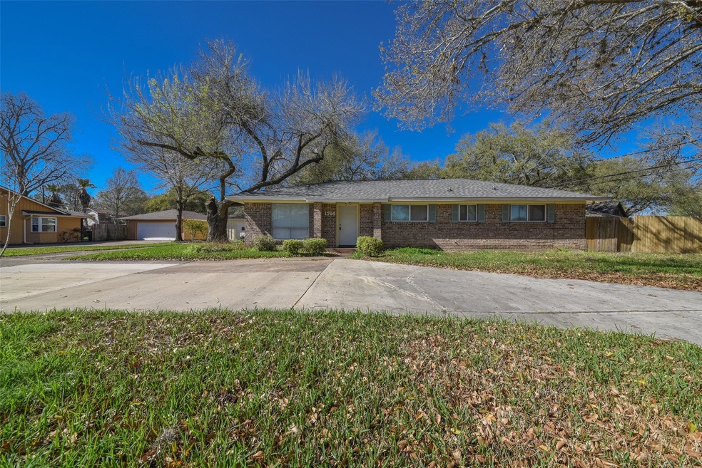 1704 Laurel Oaks Dr, Richmond, TX 77469 - photo 1