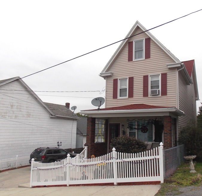 215 East St, Coaldale, PA 18218 - photo 1