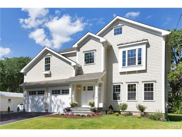 This beautiful home is sunny and bright. Crown mol