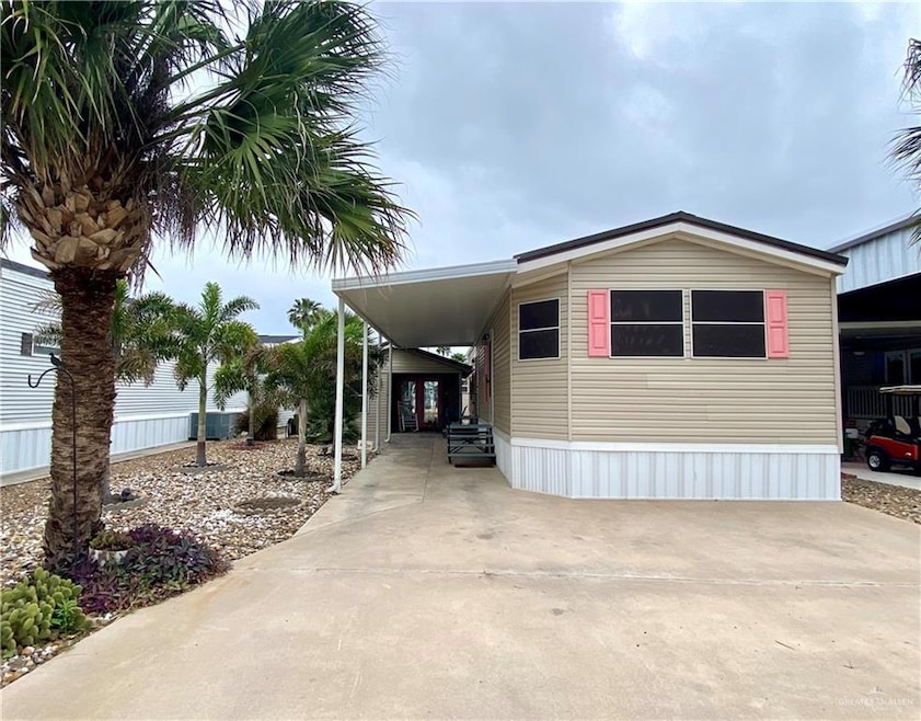 Manufactured / mobile home with a carport