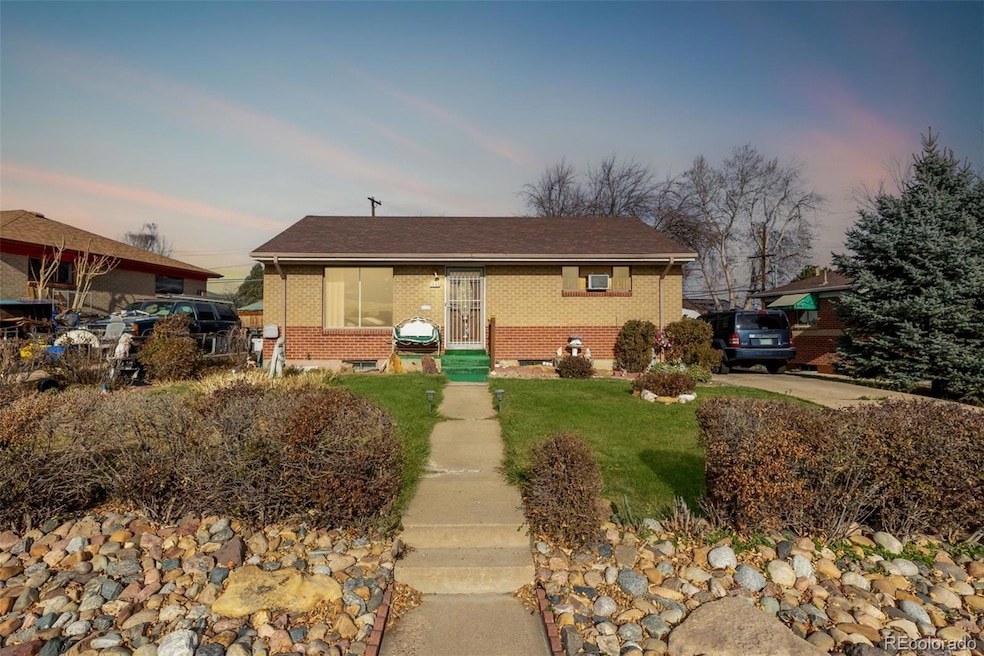 1665 Elmwood Ln, Denver, CO 80221 - photo 1