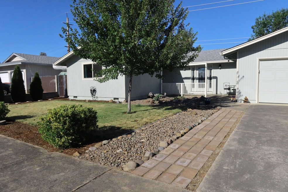 1810 Nancy Ave, Central Point, OR 97502 - photo 1