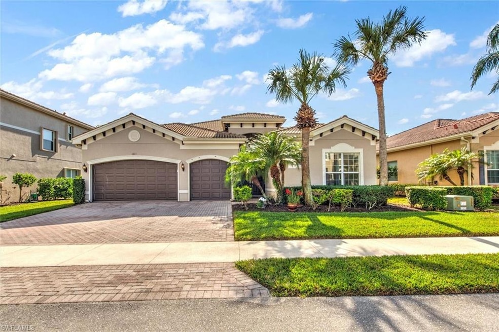 Front of single family home featuring a front lawn