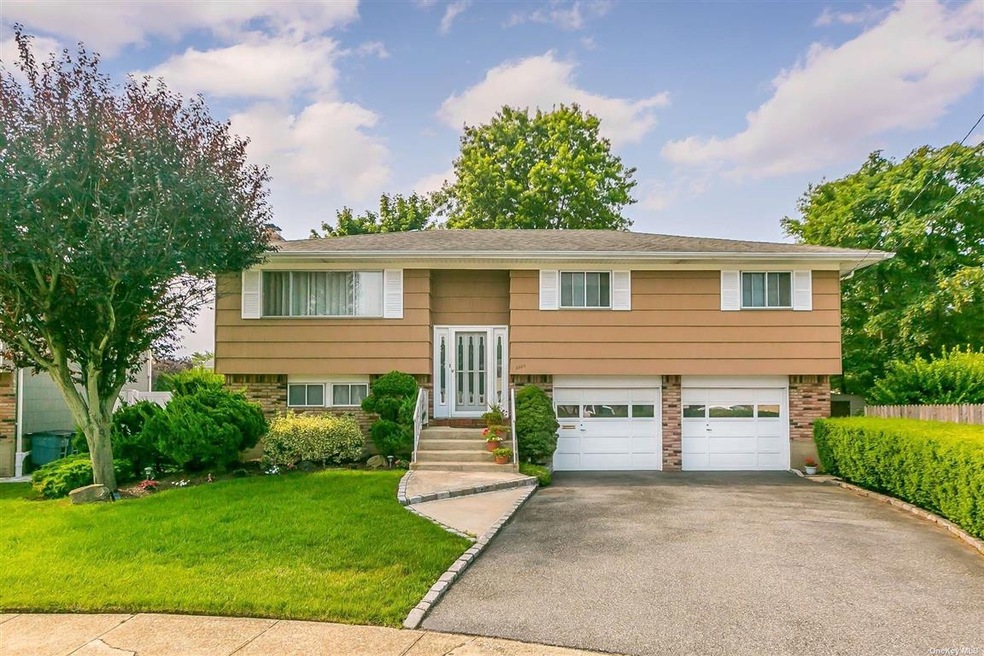 3950 Marlow Ct, Seaford, NY 11783 - photo 1