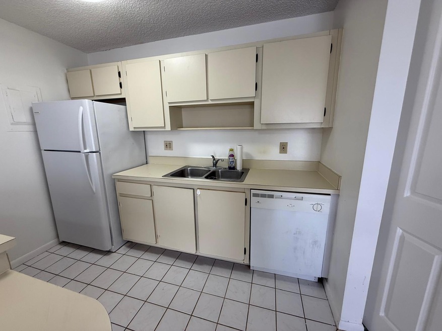 645 Executive Center Dr unit R-104, West Palm Beach, FL 33401 - photo 1