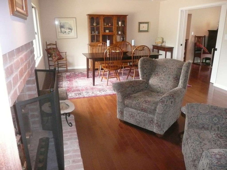LIVING ROOM/DINING ROOM
