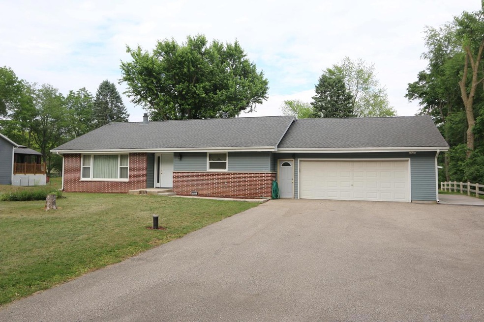 5513 S Driftwood Dr, Janesville, WI 53546 - photo 1