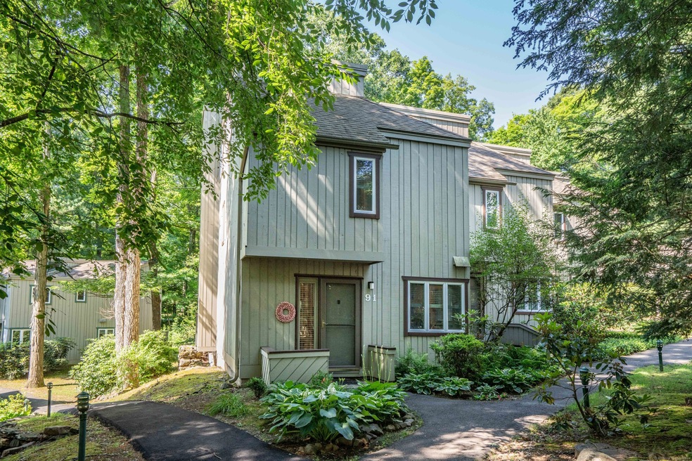 Don't miss this move-in ready 2 Bed/1.5 bath end u