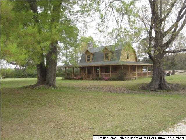 BEAUITFUL LOG CABIN HOME IN THE COUNTRY YET MINUTE