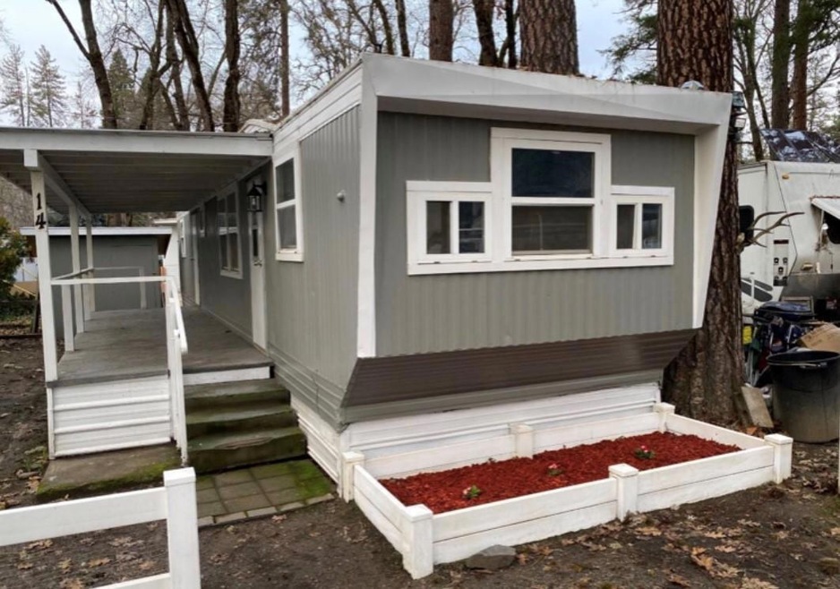 9566 Old Stage Rd unit 14, Gold Hill, OR 97525 - photo 1