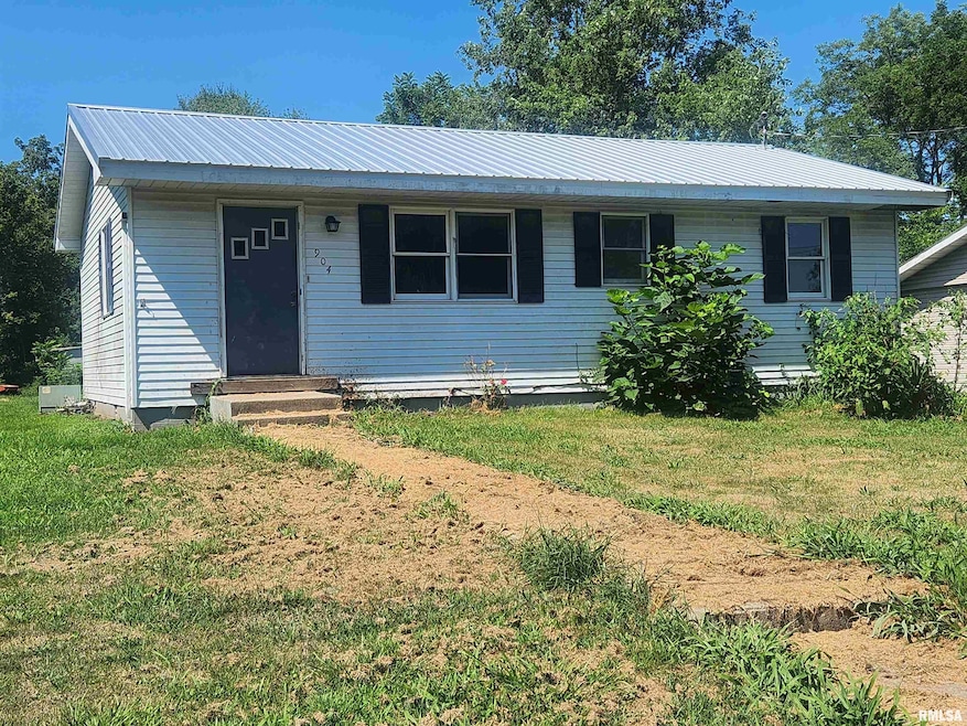 904 E Poplar St, Du Quoin, IL 62832 - photo 1