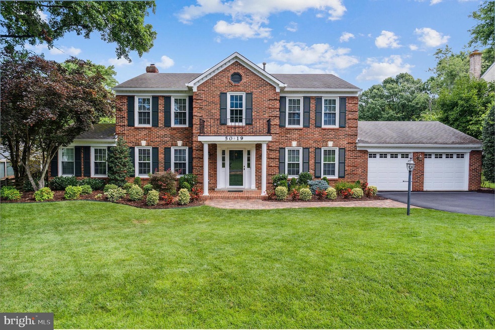 5019 Oakcrest Dr, Fairfax, VA 22030 - photo 1