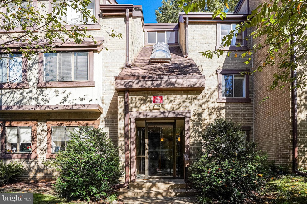 1652 Parkcrest Cir unit 201, Reston, VA 20190 - photo 1