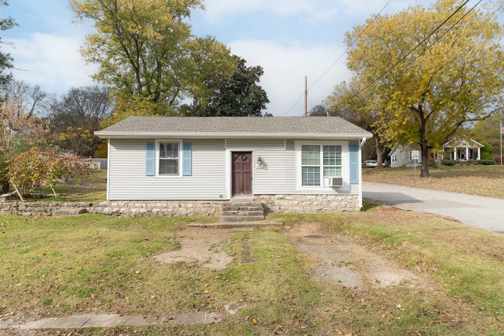 1013 Riverside Dr, Columbia, TN 38401 - photo 1