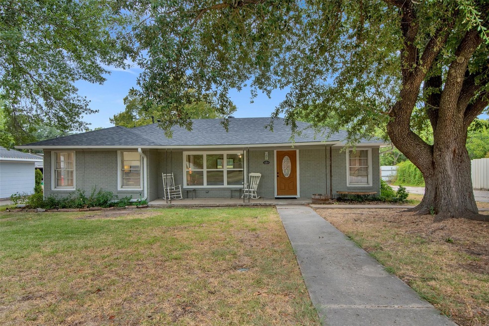 1313 Hillcrest Blvd, Gainesville, TX 76240 - photo 1