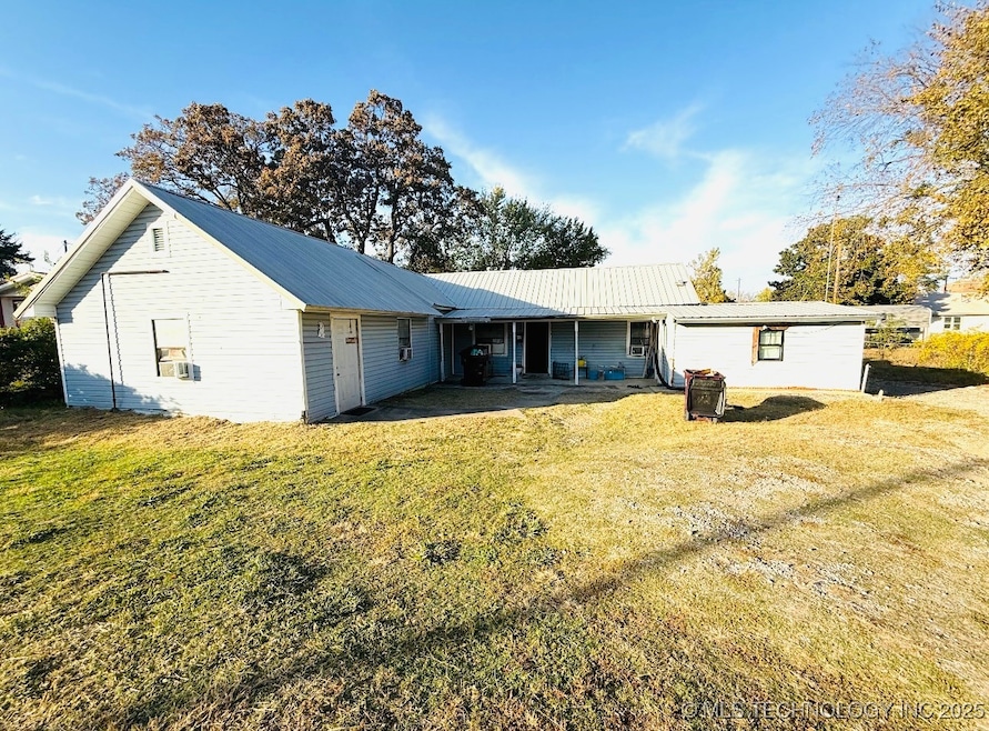 312 W Grand Ave, Eufaula, OK 74432 - photo 1